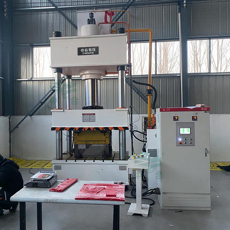 315噸復(fù)合材料成型液壓機(jī).jpg 315噸復(fù)合材料成型液壓機(jī).jpg