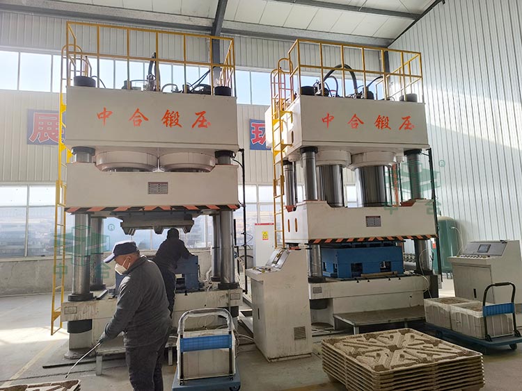 木屑托盤(pán)成型液壓機(jī)現(xiàn)場(chǎng).jpg 木屑托盤(pán)成型液壓機(jī)現(xiàn)場(chǎng).jpg