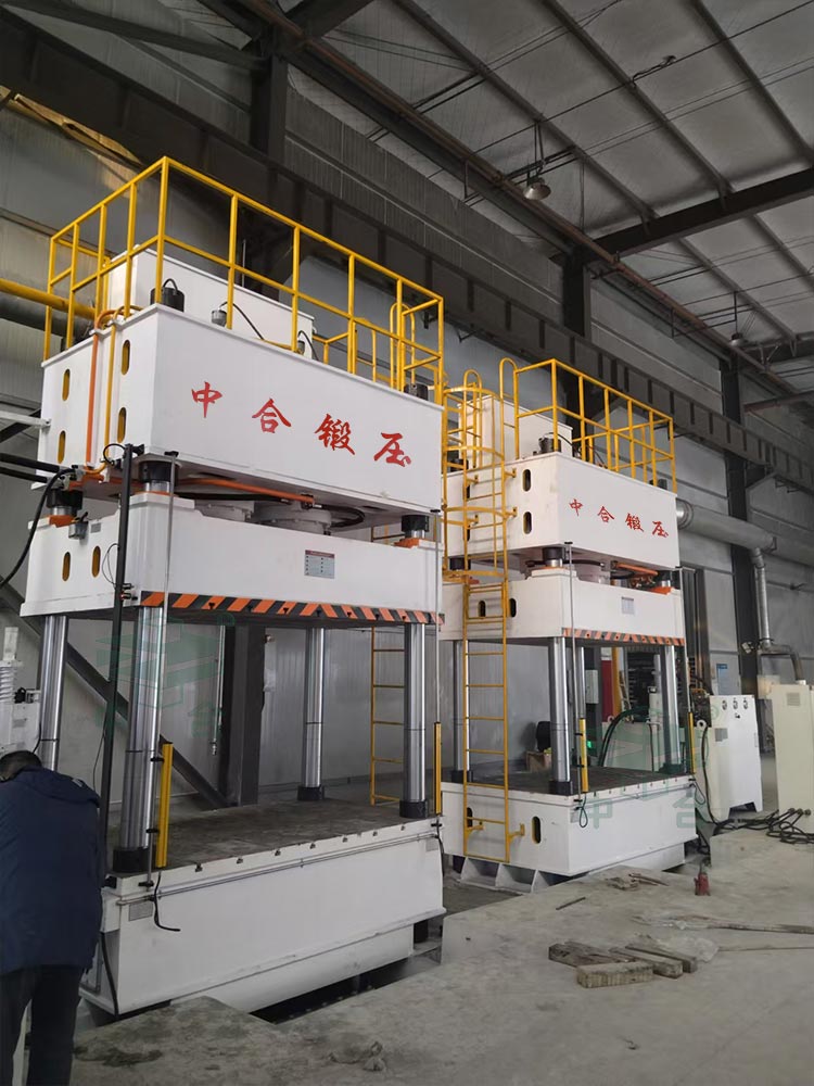 630噸四柱液壓機安裝現(xiàn)場.jpg 630噸四柱液壓機安裝現(xiàn)場.jpg