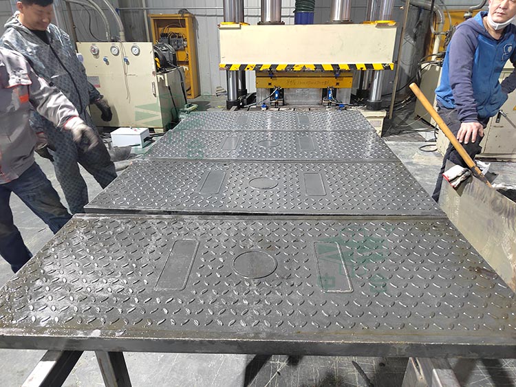 復(fù)合電纜溝蓋板.jpg 復(fù)合電纜溝蓋板.jpg