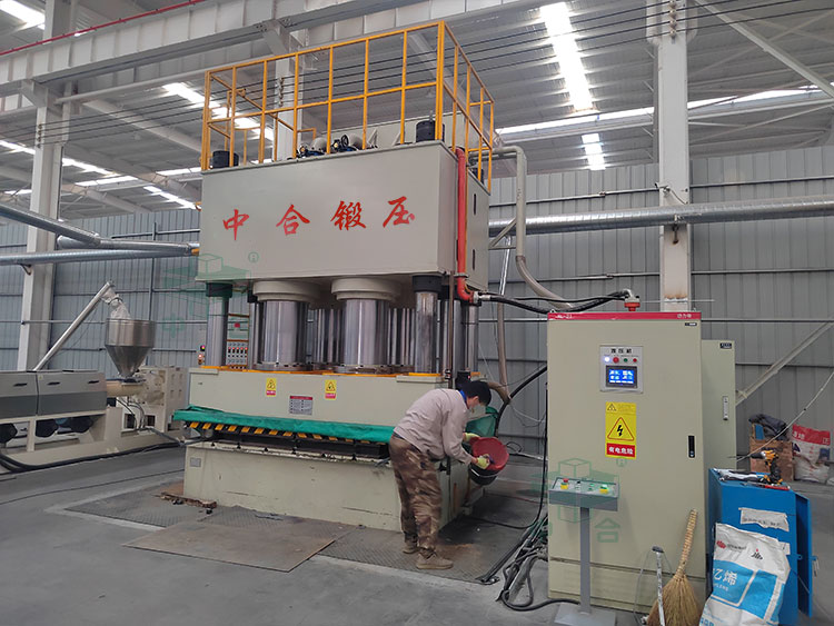 1250噸液壓機(jī).jpg 1250噸液壓機(jī).jpg