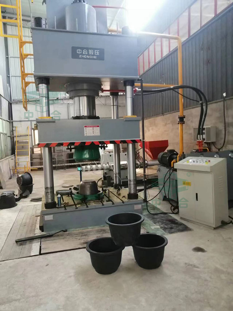 500噸復(fù)合材料液壓機.jpg 500噸復(fù)合材料液壓機.jpg