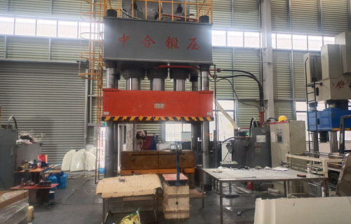 1500噸汽車導(dǎo)流罩成型液壓機(jī)