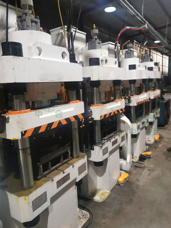 200噸熱模鍛液壓機(jī).jpg 200噸熱模鍛液壓機(jī).jpg