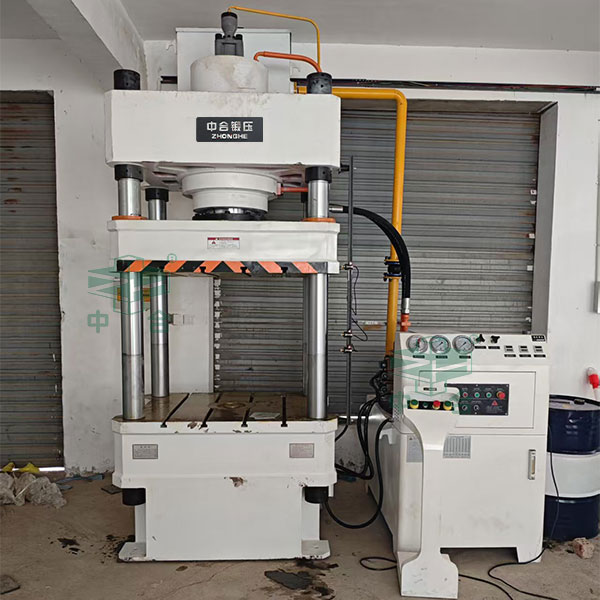 315噸三梁四柱液壓機現(xiàn)場 315噸三梁四柱液壓機現(xiàn)場