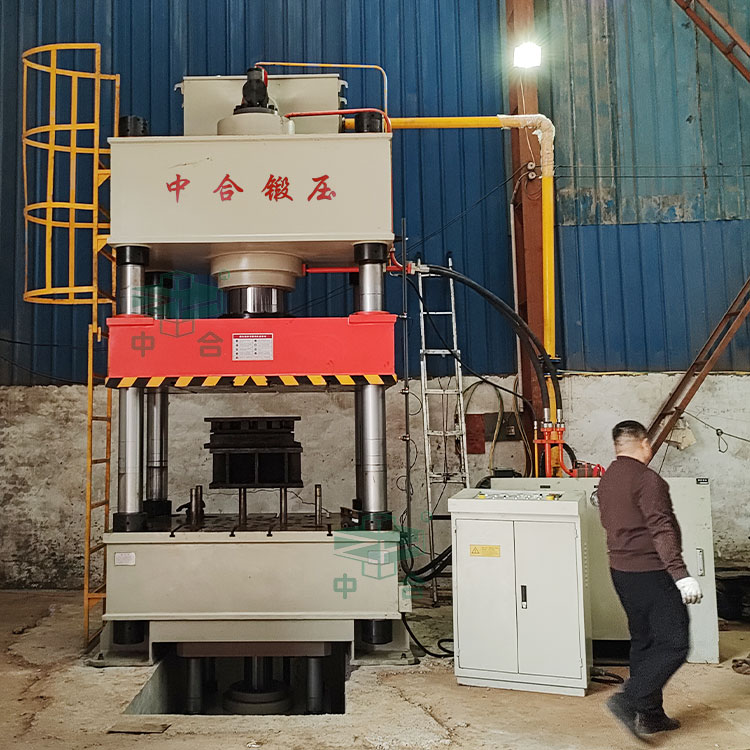 500噸四柱液壓機.jpg 500噸四柱液壓機.jpg