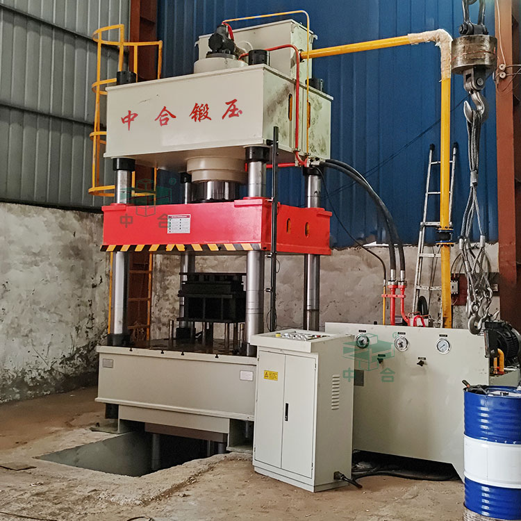 500噸四柱液壓機(jī)現(xiàn)場(chǎng).jpg 500噸四柱液壓機(jī)現(xiàn)場(chǎng).jpg