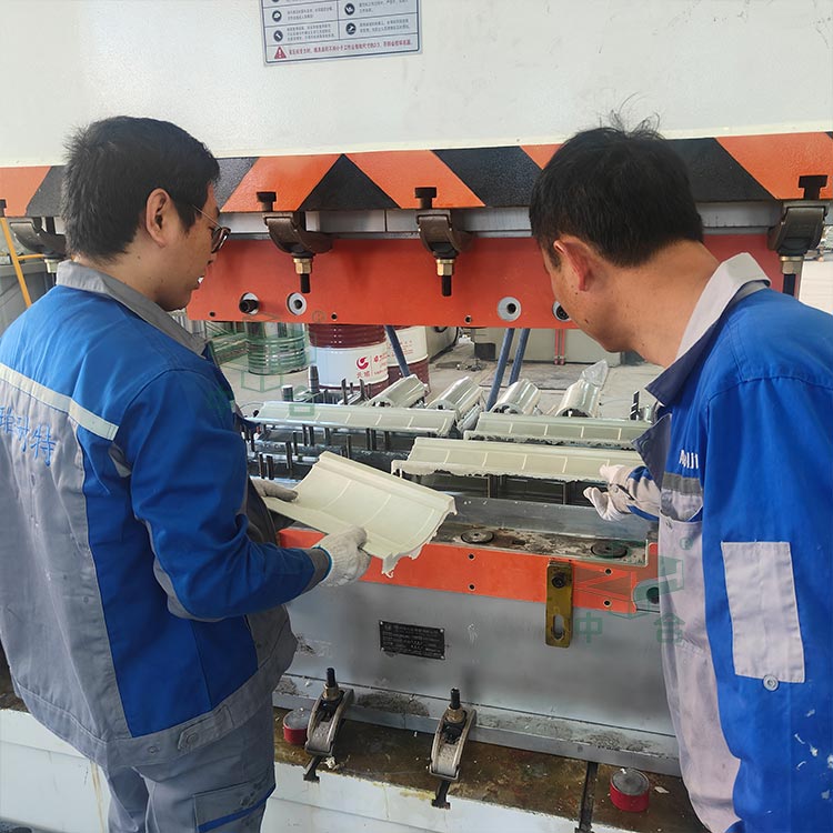 630噸四柱液壓機(jī)模壓仿古樹脂瓦.jpg 630噸四柱液壓機(jī)模壓仿古樹脂瓦.jpg