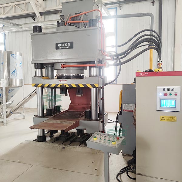 630噸牛羊舔磚液壓機.jpg 630噸牛羊舔磚液壓機.jpg