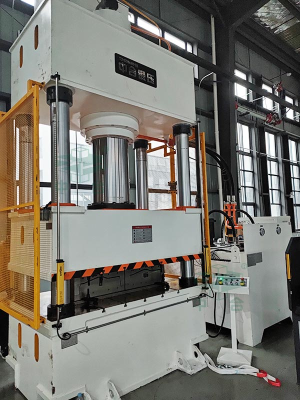 500噸四柱液壓機(jī).jpg 500噸四柱液壓機(jī).jpg