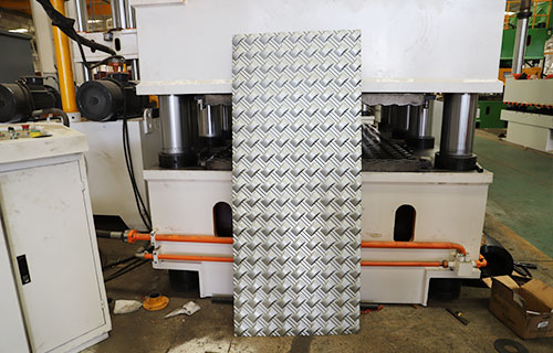 鋼木門壓花機(jī)哪家好？?jī)r(jià)格怎么樣？