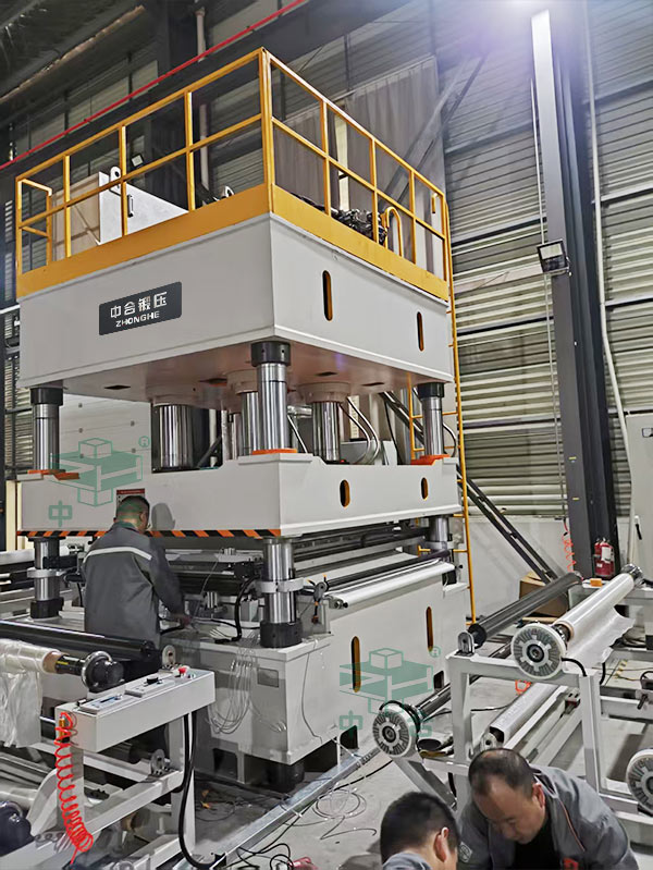 630噸復(fù)合材料成型液壓機(jī)現(xiàn)場(chǎng).jpg 630噸復(fù)合材料成型液壓機(jī)現(xiàn)場(chǎng).jpg