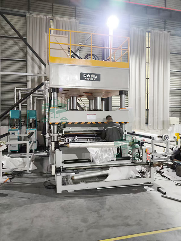 630噸防彈無(wú)紡布熱壓成型液壓機(jī).jpg 630噸防彈無(wú)紡布熱壓成型液壓機(jī).jpg