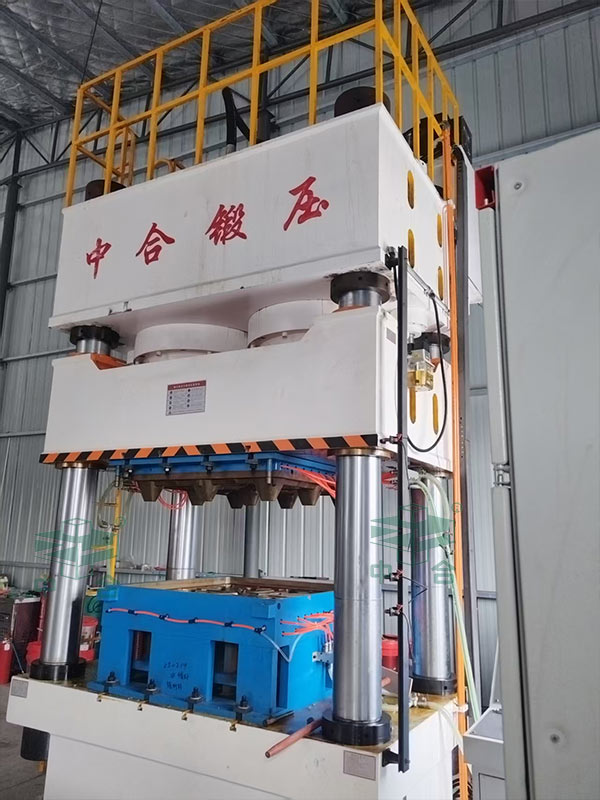 1600噸塑料托盤(pán)成型液壓機(jī).jpg 1600噸塑料托盤(pán)成型液壓機(jī).jpg