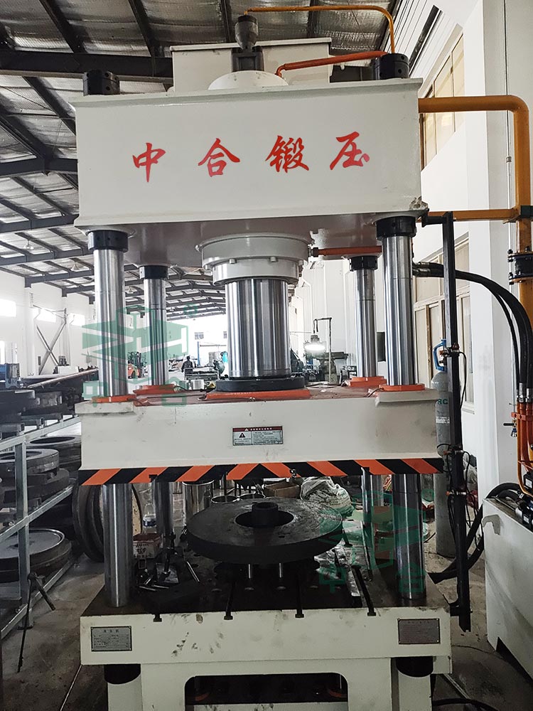 200噸不銹鋼鍋蓋成型液壓機(jī)現(xiàn)場(chǎng).jpg 200噸不銹鋼鍋蓋成型液壓機(jī)現(xiàn)場(chǎng).jpg