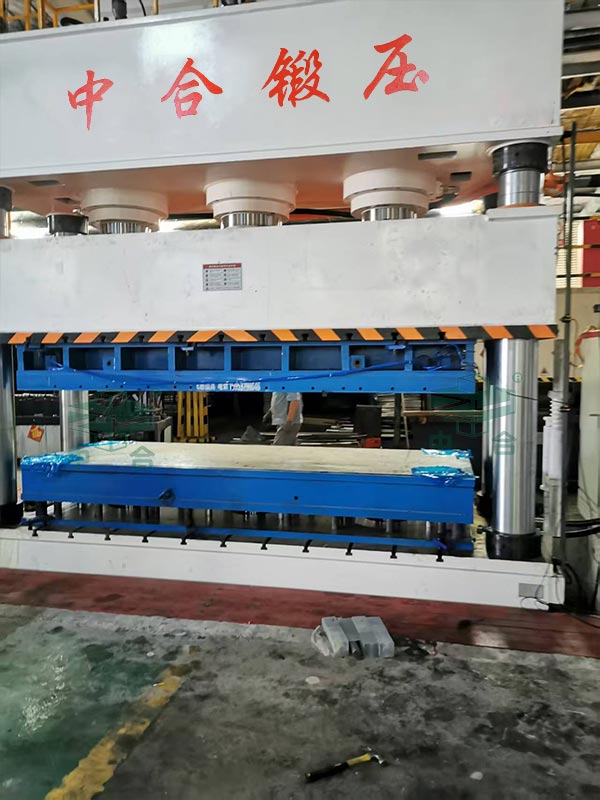 1250噸四柱液壓機(jī).jpg 1250噸四柱液壓機(jī).jpg