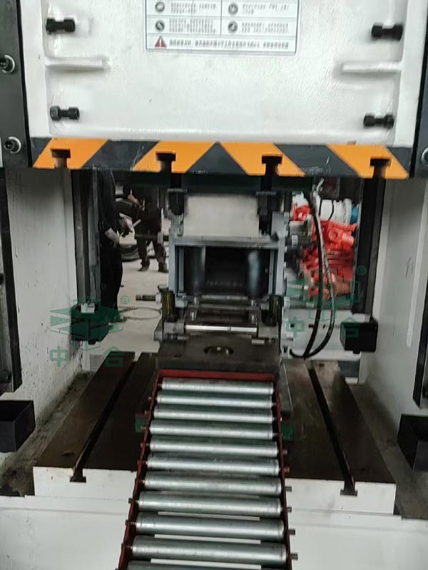 315噸框架式液壓機(jī).jpg 315噸框架式液壓機(jī).jpg