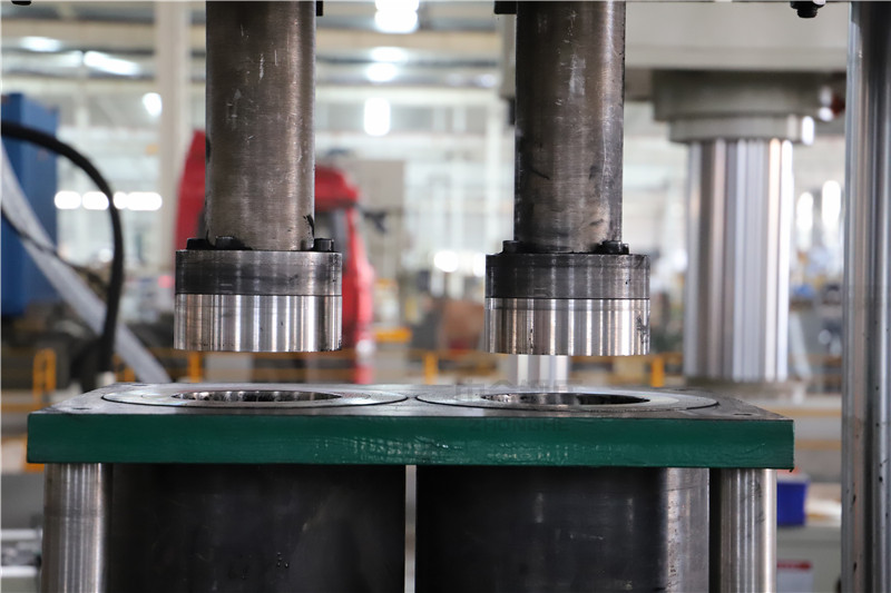 石墨粉末壓塊成型液壓機_200噸四柱液壓機_粉末成型設備(圖3) 石墨粉末壓塊成型液壓機_200噸四柱液壓機_粉末成型設備(圖3)