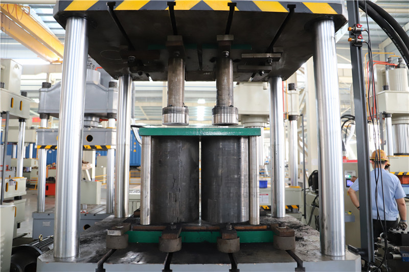 石墨粉末壓塊成型液壓機_200噸四柱液壓機_粉末成型設備(圖4) 石墨粉末壓塊成型液壓機_200噸四柱液壓機_粉末成型設備(圖4)