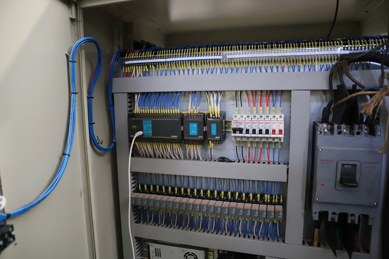 復(fù)合材料模壓成型設(shè)備_1500噸液壓機(jī)_雙移動(dòng)工作臺(tái)(圖6) 復(fù)合材料模壓成型設(shè)備_1500噸液壓機(jī)_雙移動(dòng)工作臺(tái)(圖6)