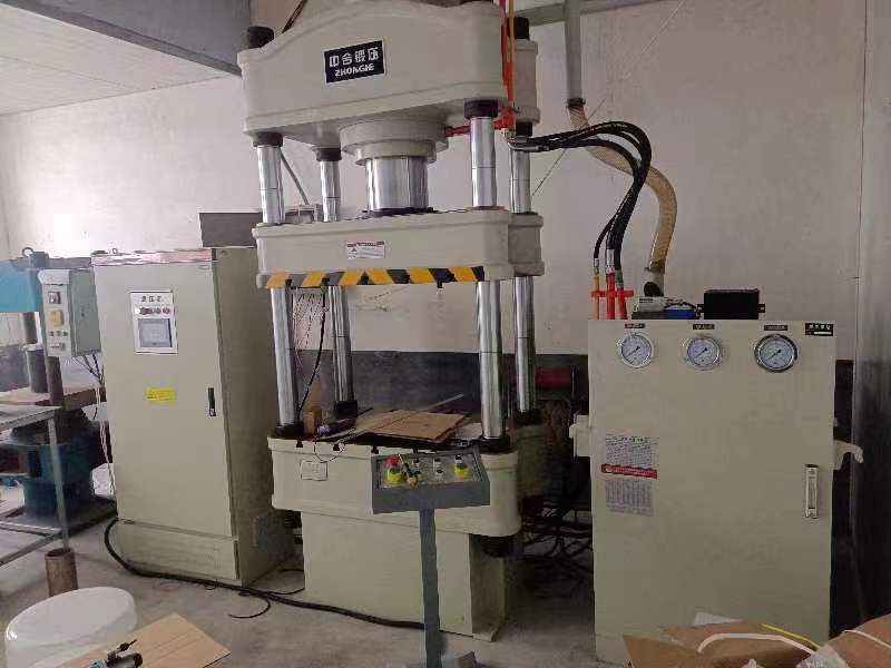 伺服液壓機(jī)_200噸四柱液壓機(jī)(圖2) 伺服液壓機(jī)_200噸四柱液壓機(jī)(圖2)