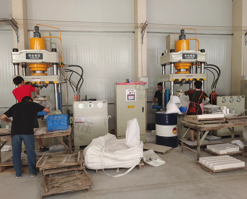 200噸四柱液壓機(jī) 200噸四柱液壓機(jī)