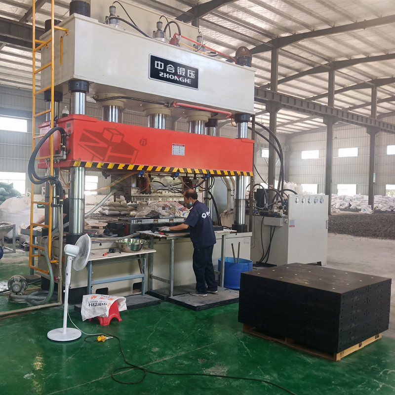 1000噸復(fù)合建筑模板成型液壓機(jī)_復(fù)合材料成型油壓機(jī)(圖2) 1000噸復(fù)合建筑模板成型液壓機(jī)_復(fù)合材料成型油壓機(jī)(圖2)