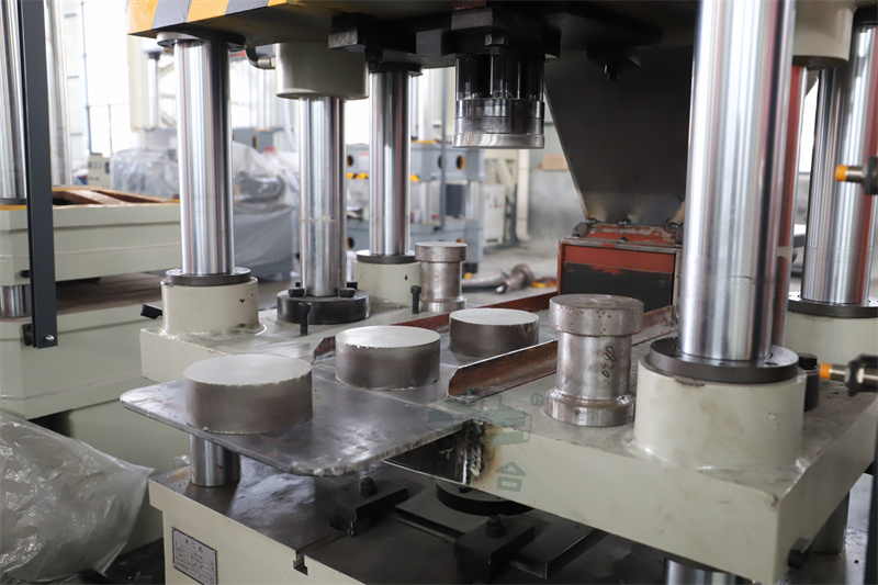 粉末成型設備_200噸四梁四柱液壓機_山東中合液壓機廠家定制(圖4) 粉末成型設備_200噸四梁四柱液壓機_山東中合液壓機廠家定制(圖4)