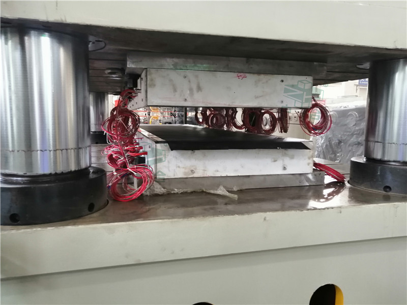 1000噸石墨烯薄膜熱壓設(shè)備-1000t四柱油壓機(jī)(圖3) 1000噸石墨烯薄膜熱壓設(shè)備-1000t四柱油壓機(jī)(圖3)