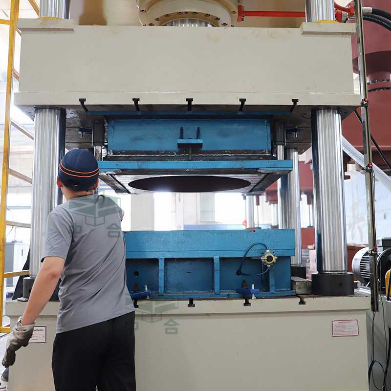 500噸消防水箱液壓機(jī)_不銹鋼水箱成型生產(chǎn)線(圖4) 500噸消防水箱液壓機(jī)_不銹鋼水箱成型生產(chǎn)線(圖4)