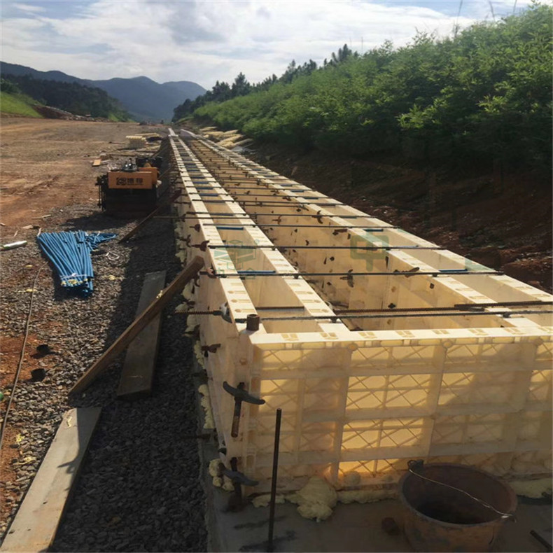 快拼組合式水溝水渠塑料建筑模板生產(chǎn)設備-1500噸四柱液壓機(圖3) 快拼組合式水溝水渠塑料建筑模板生產(chǎn)設備-1500噸四柱液壓機(圖3)