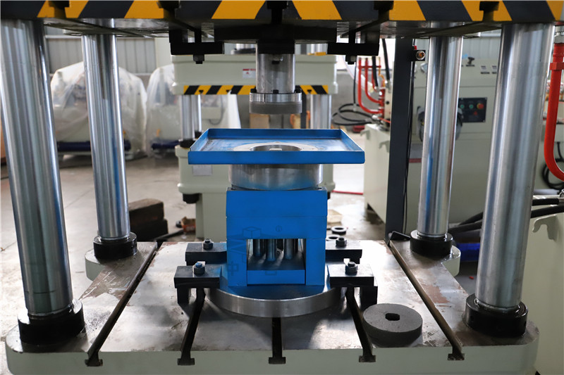 200噸金屬粉末壓塊液壓機(jī) 200噸金屬粉末壓塊液壓機(jī)