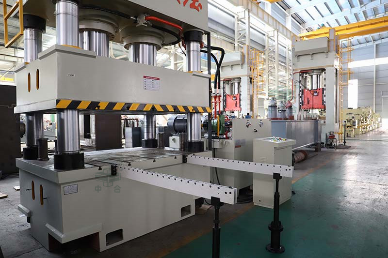 攪拌器槳葉壓型液壓機(jī)-1000噸四柱液壓機(jī)-鋼板折彎設(shè)備(圖3) 攪拌器槳葉壓型液壓機(jī)-1000噸四柱液壓機(jī)-鋼板折彎設(shè)備(圖3)