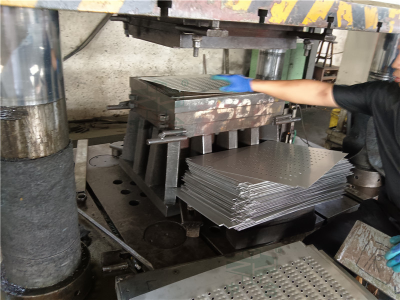 630噸地溝蓋板成型液壓機-不銹鋼地溝蓋板生產(chǎn)線(圖5) 630噸地溝蓋板成型液壓機-不銹鋼地溝蓋板生產(chǎn)線(圖5)