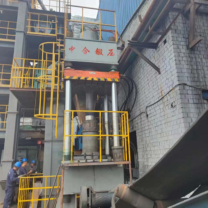 630噸活性炭粉末成型液壓機現(xiàn)場 630噸活性炭粉末成型液壓機現(xiàn)場