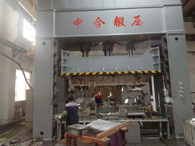 630噸汽車配件拉伸液壓機現(xiàn)場 630噸汽車配件拉伸液壓機現(xiàn)場